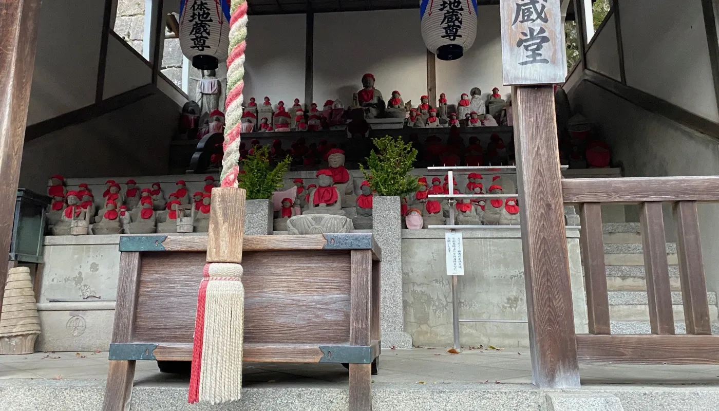 Hyakutai Jizodo (百体地蔵堂), o "Sala dei cento Jizo"